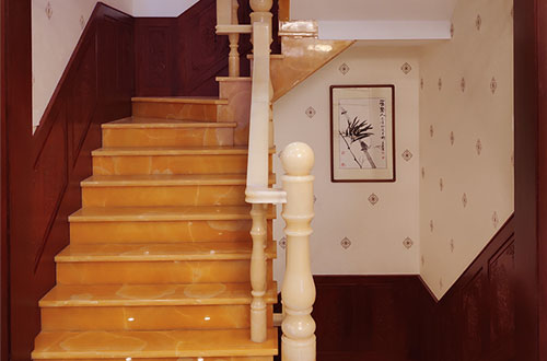 湖州中式别墅室内汉白玉石楼梯的定制安装装饰效果